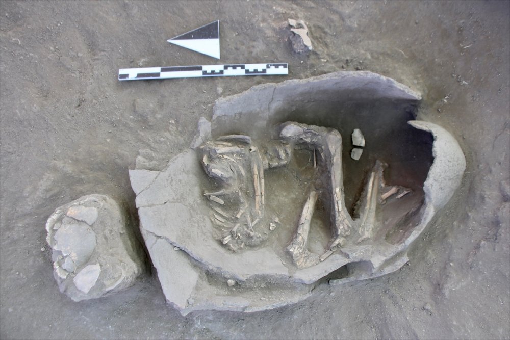 Küllüoba'da 5 Bin Yıllık Küp Mezarlarda Çocuk İskeletleri Bulundu