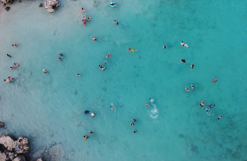 Akdeniz'in "doğal Havuzu" Yapraklı Koy, Tatilcilerin Gözdesi Oldu
