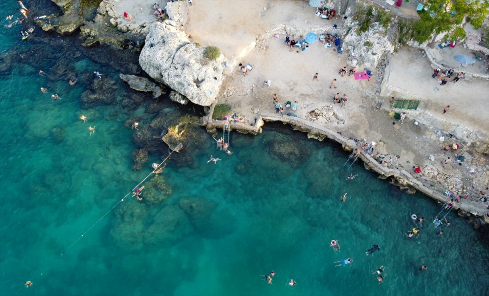Akdeniz'in "doğal Havuzu" Yapraklı Koy, Tatilcilerin Gözdesi Oldu