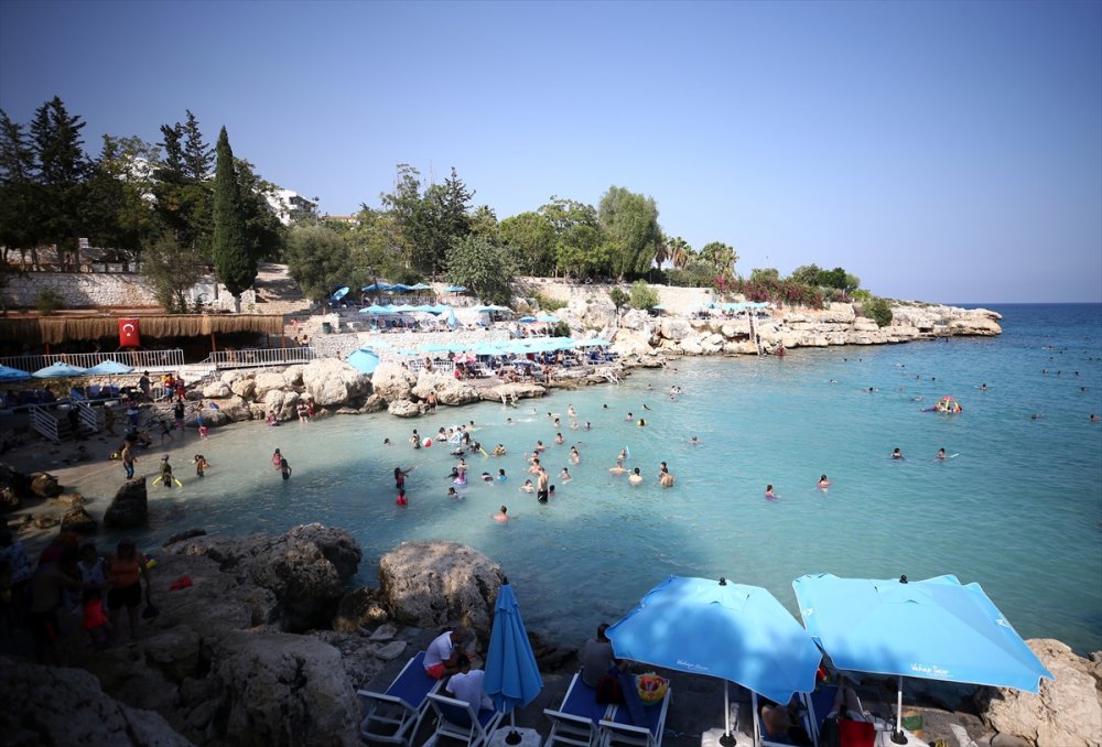 Akdeniz'in "doğal Havuzu" Yapraklı Koy, Tatilcilerin Gözdesi Oldu