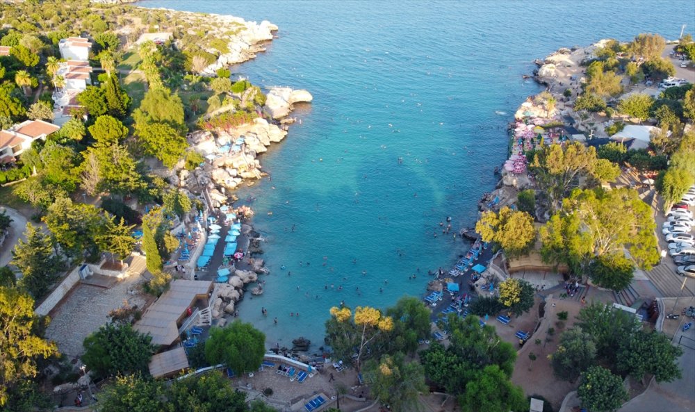 Akdeniz'in "doğal Havuzu" Yapraklı Koy, Tatilcilerin Gözdesi Oldu