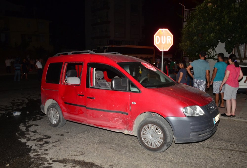 Antalya'da Kaza Yapan Motosikletli Ve Yardımına Gelenlere Minibüs Çarptı 1'i Ağır 4 Yaralı