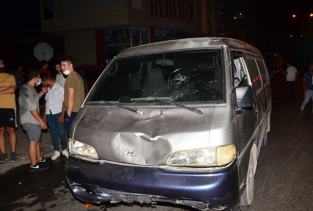 Antalya'da Kaza Yapan Motosikletli Ve Yardımına Gelenlere Minibüs Çarptı 1'i Ağır 4 Yaralı