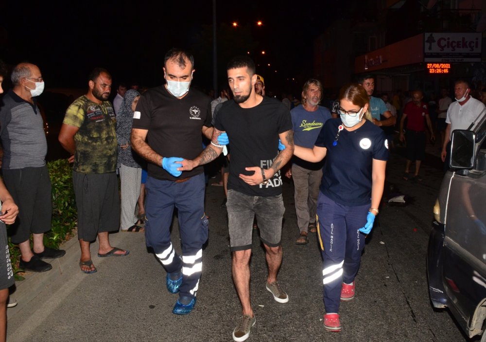 Antalya'da Kaza Yapan Motosikletli Ve Yardımına Gelenlere Minibüs Çarptı 1'i Ağır 4 Yaralı