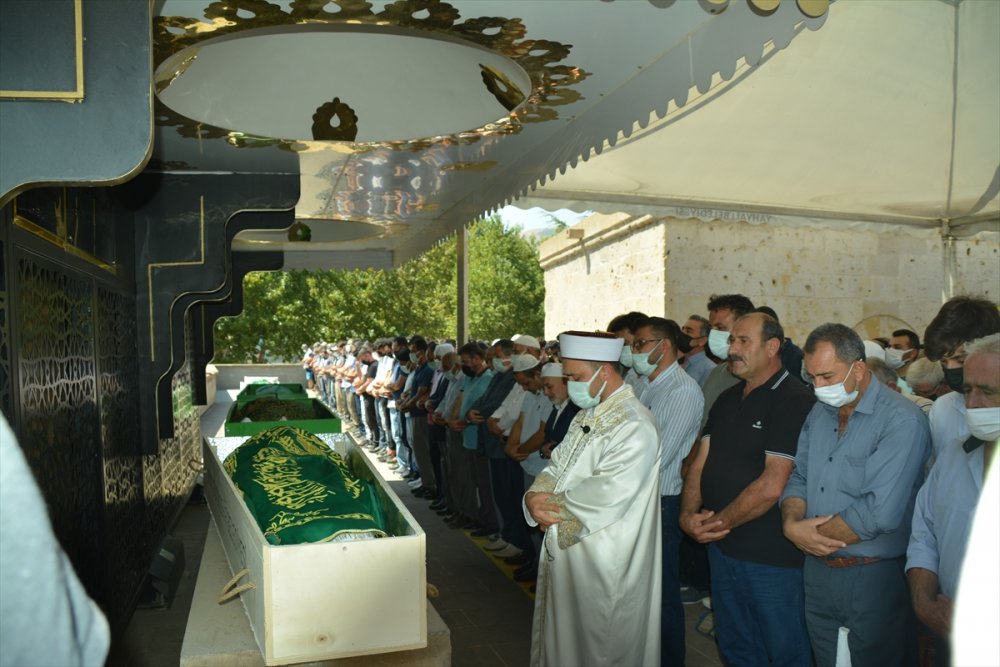 Konya'da Aynı Aileden Ölen 6 Kişi Kayseri'de Toprağa Verildi