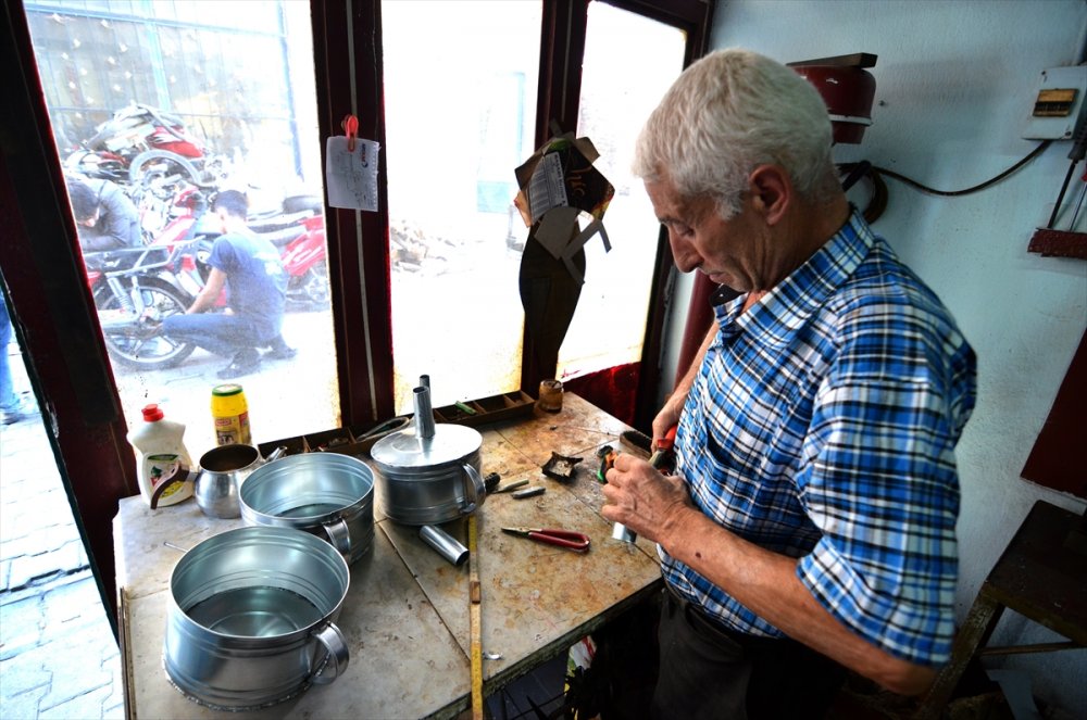Konyalı Teneke Ustası, Ata Mirası Mesleğini Ömrünce Sürdürmek İstiyor