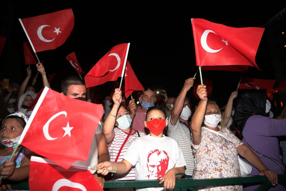 Eskişehir'de Porsuk Çayı'nda Botlarla Coşkulu Fener Alayı