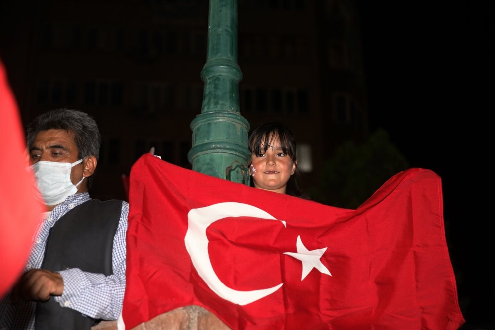 Eskişehir'de Porsuk Çayı'nda Botlarla Coşkulu Fener Alayı