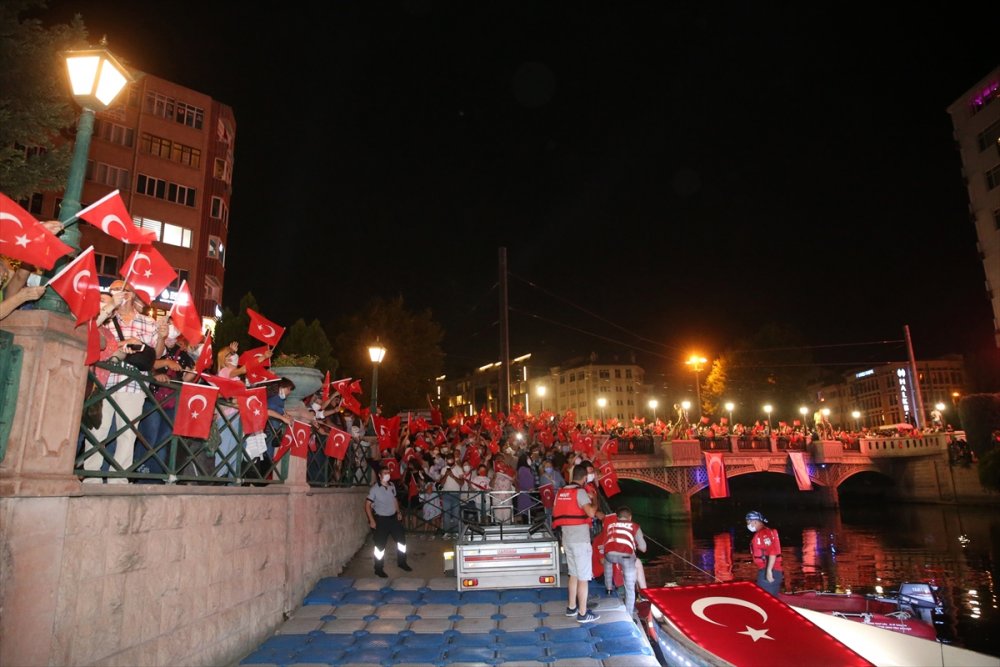 Eskişehir'de Porsuk Çayı'nda Botlarla Coşkulu Fener Alayı