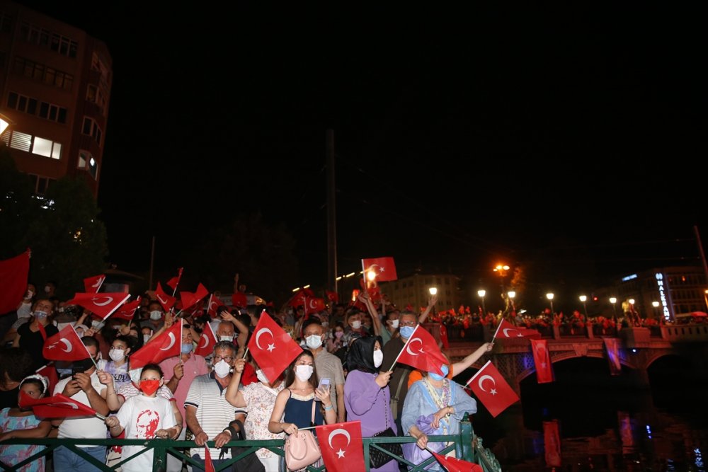 Eskişehir'de Porsuk Çayı'nda Botlarla Coşkulu Fener Alayı