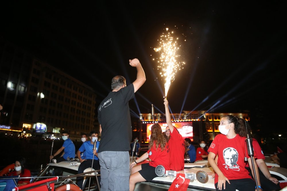 Eskişehir'de Porsuk Çayı'nda Botlarla Coşkulu Fener Alayı
