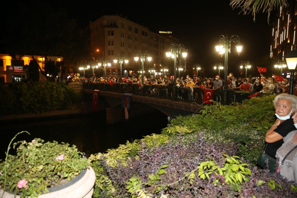 Eskişehir'de Porsuk Çayı'nda Botlarla Coşkulu Fener Alayı