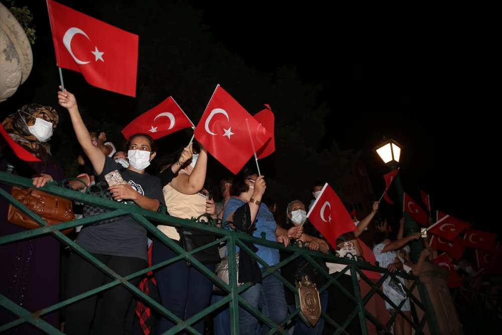 Eskişehir'de Porsuk Çayı'nda Botlarla Coşkulu Fener Alayı