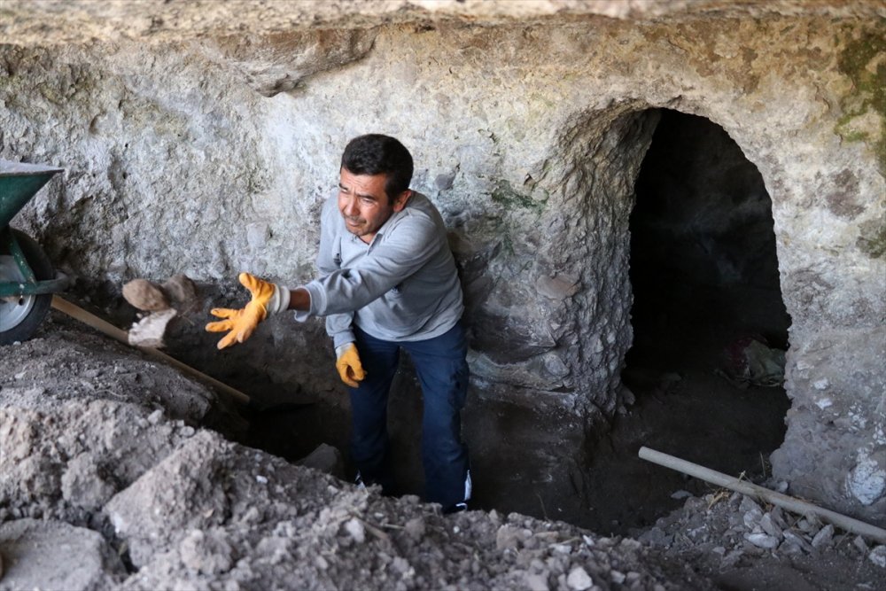 Konya Takkeli Dağ'da 9 Yıldır Yürütülen Kazılarda 35 Kaya Mezarı Bulundu