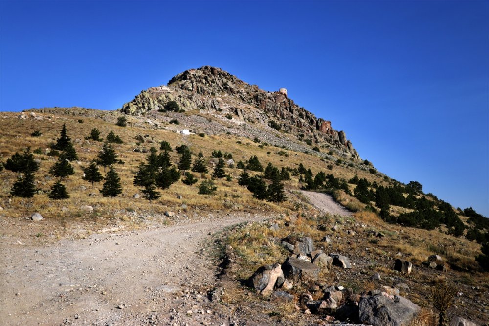 Konya Takkeli Dağ'da 9 Yıldır Yürütülen Kazılarda 35 Kaya Mezarı Bulundu