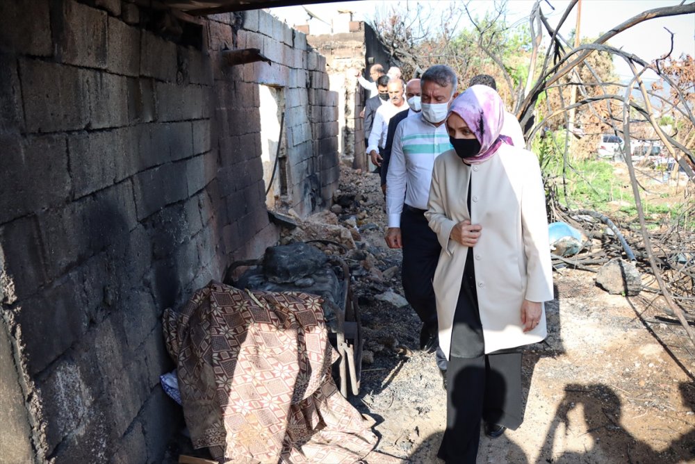 Mersin'deki Yangında Çeyizi Yanan Genç Kızı da Ziyaret Etti