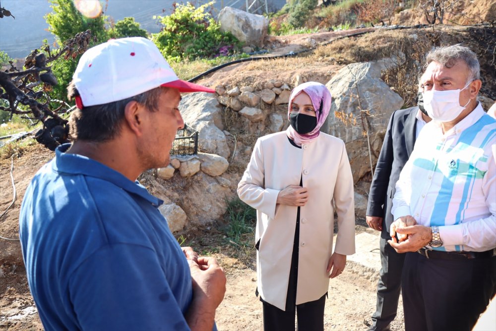 Mersin'deki Yangında Çeyizi Yanan Genç Kızı da Ziyaret Etti