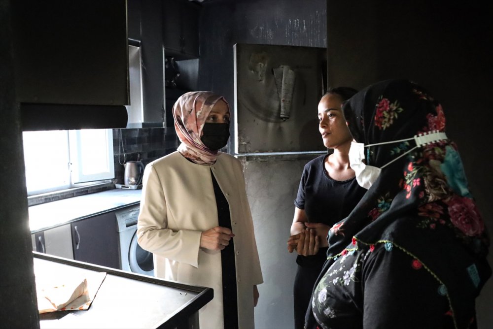 Mersin'deki Yangında Çeyizi Yanan Genç Kızı da Ziyaret Etti