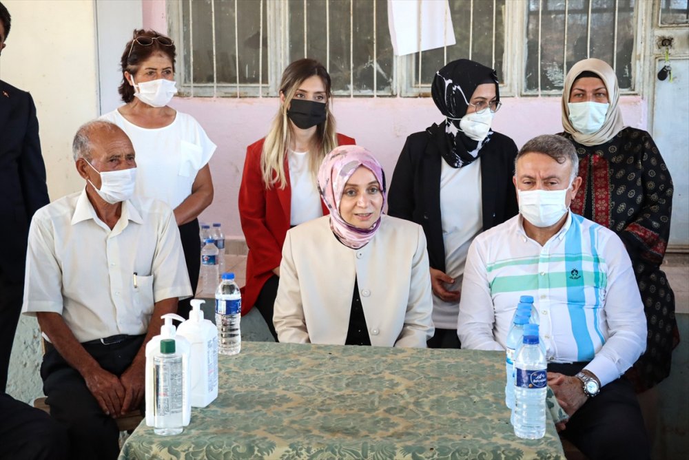 Mersin'deki Yangında Çeyizi Yanan Genç Kızı da Ziyaret Etti