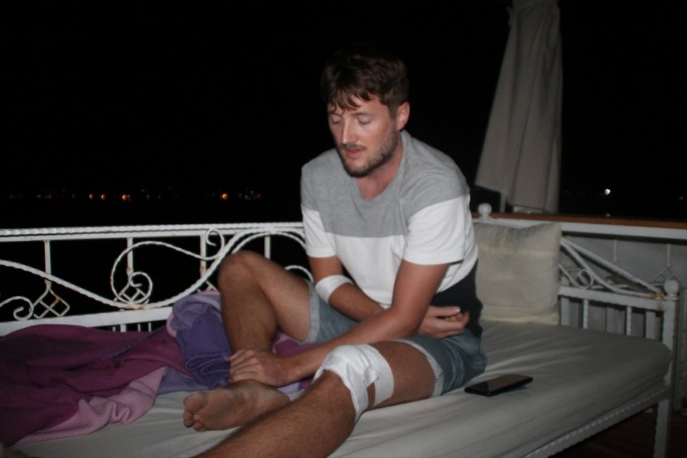 Antalya'da Magandalar Sahilde Canlılara Zarar  Verdiler