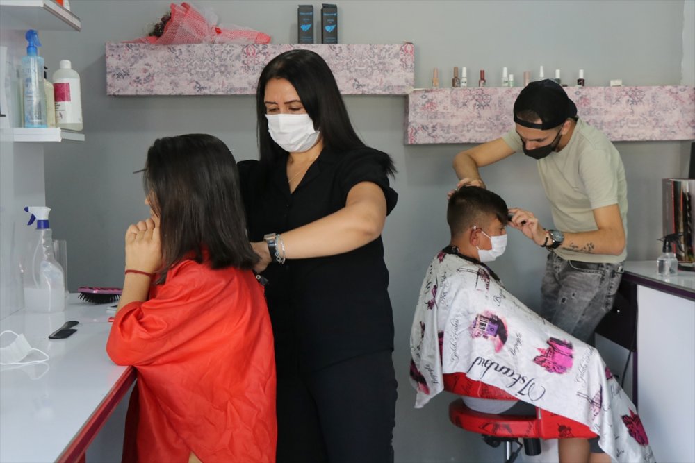 Kayseri'de Kuaför Muhtar, Mahallesindeki Çocuklara Ücretsiz Hizmet Veriyor