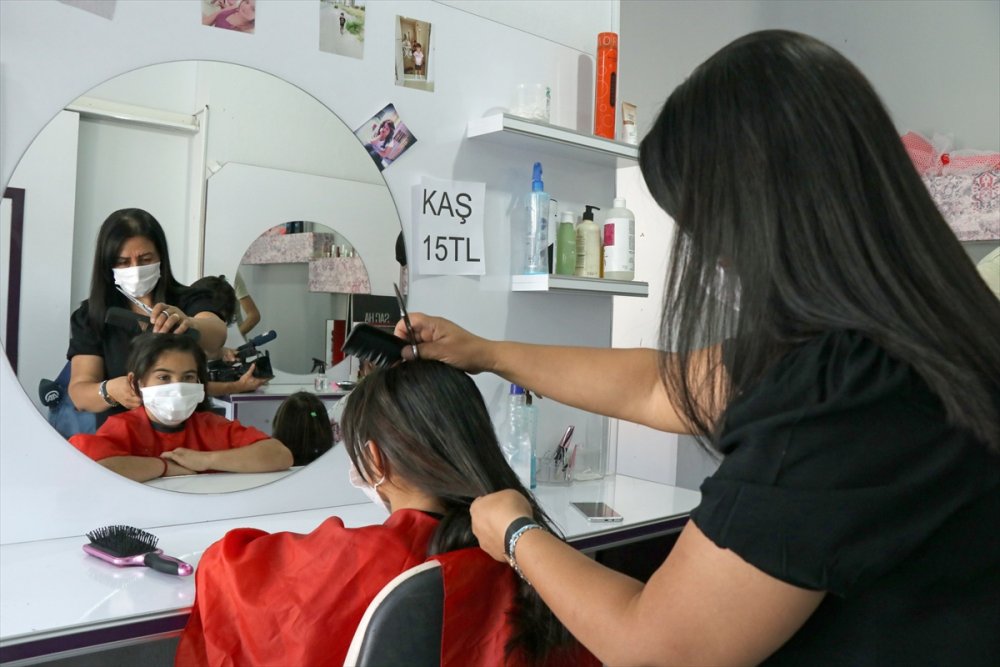 Kayseri'de Kuaför Muhtar, Mahallesindeki Çocuklara Ücretsiz Hizmet Veriyor