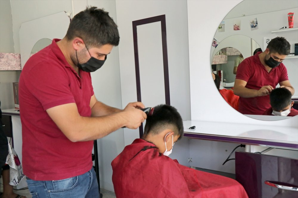 Kayseri'de Kuaför Muhtar, Mahallesindeki Çocuklara Ücretsiz Hizmet Veriyor