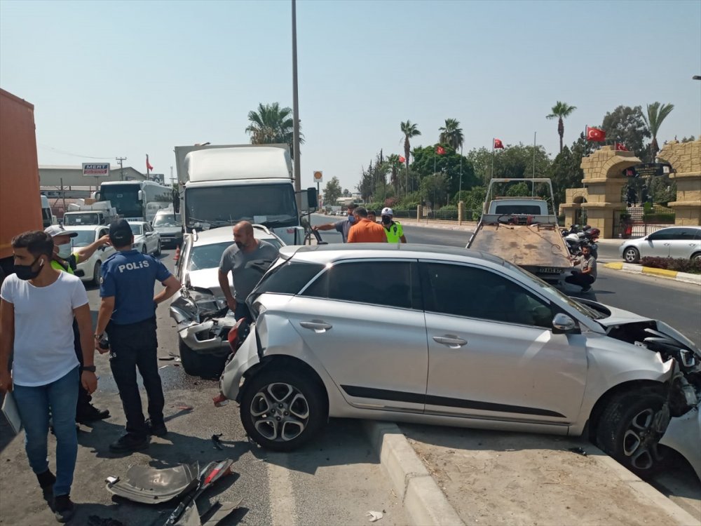 Mersin'de 6 Aracın Karıştığı Zincirleme Trafik Kazasında 3 Kişi Yaralandı