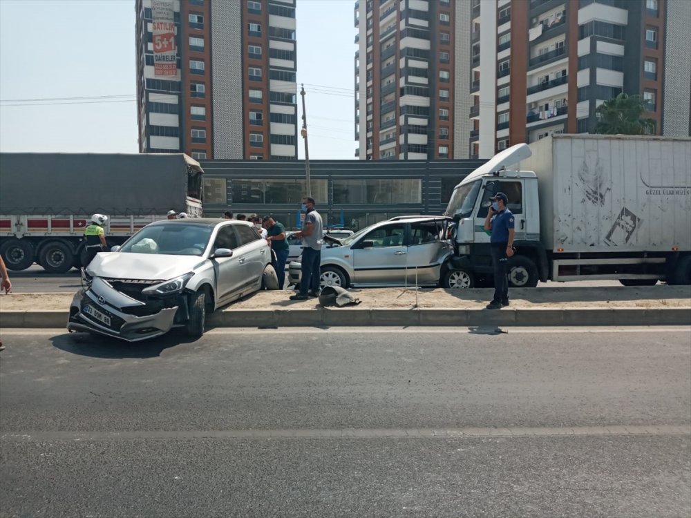 Mersin'de 6 Aracın Karıştığı Zincirleme Trafik Kazasında 3 Kişi Yaralandı