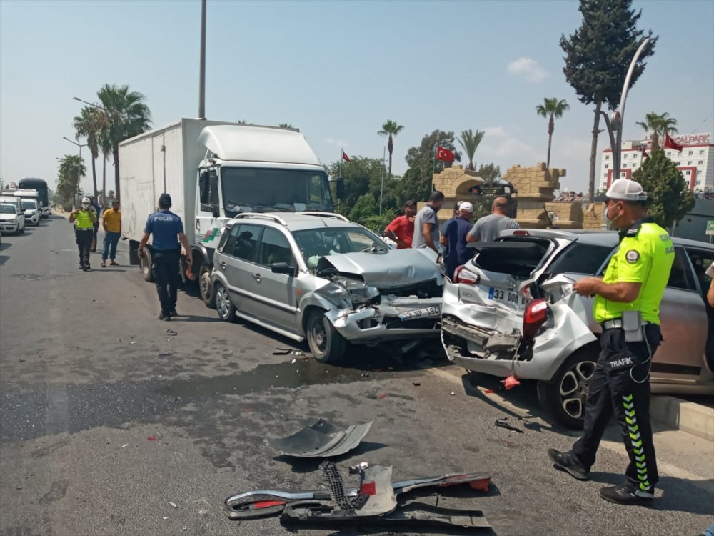 Mersin'de 6 Aracın Karıştığı Zincirleme Trafik Kazasında 3 Kişi Yaralandı