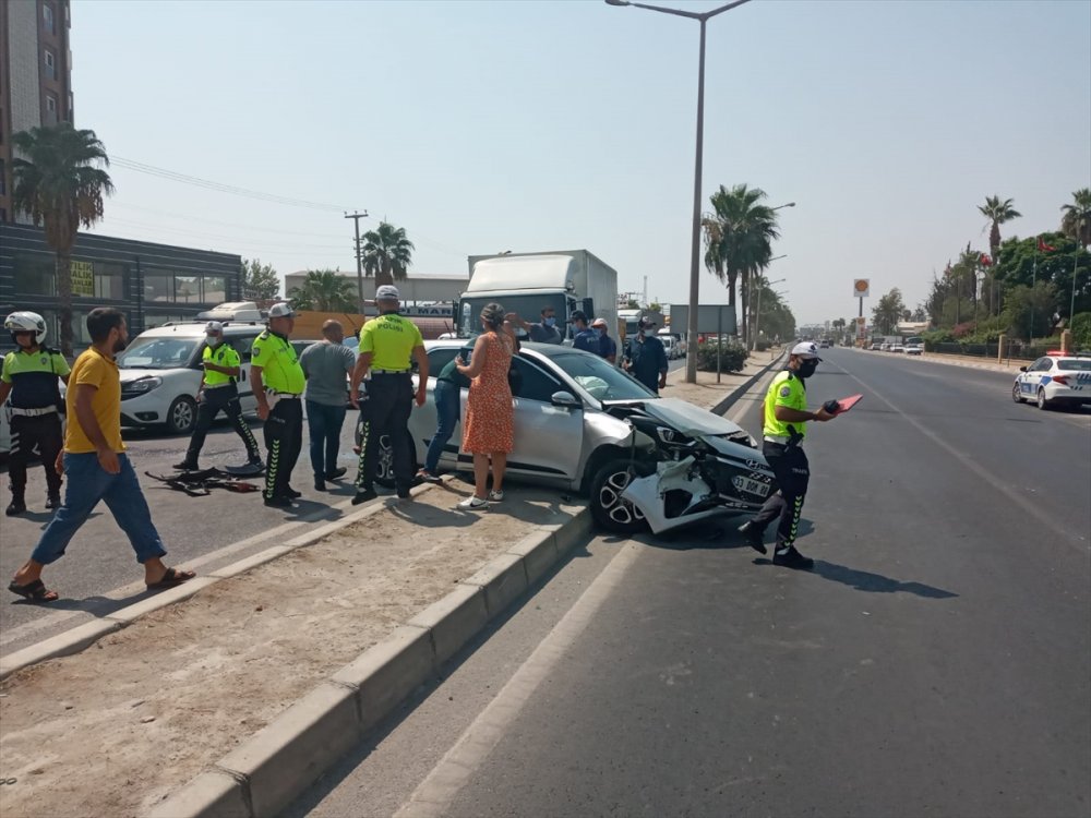 Mersin'de 6 Aracın Karıştığı Zincirleme Trafik Kazasında 3 Kişi Yaralandı