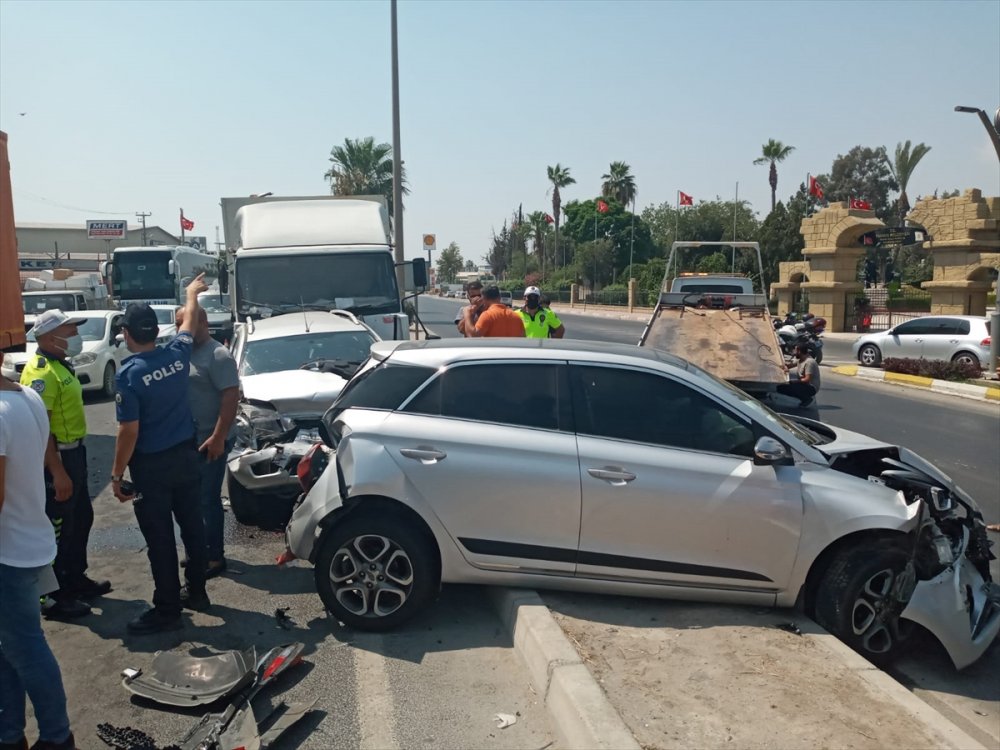 Mersin'de 6 Aracın Karıştığı Zincirleme Trafik Kazasında 3 Kişi Yaralandı
