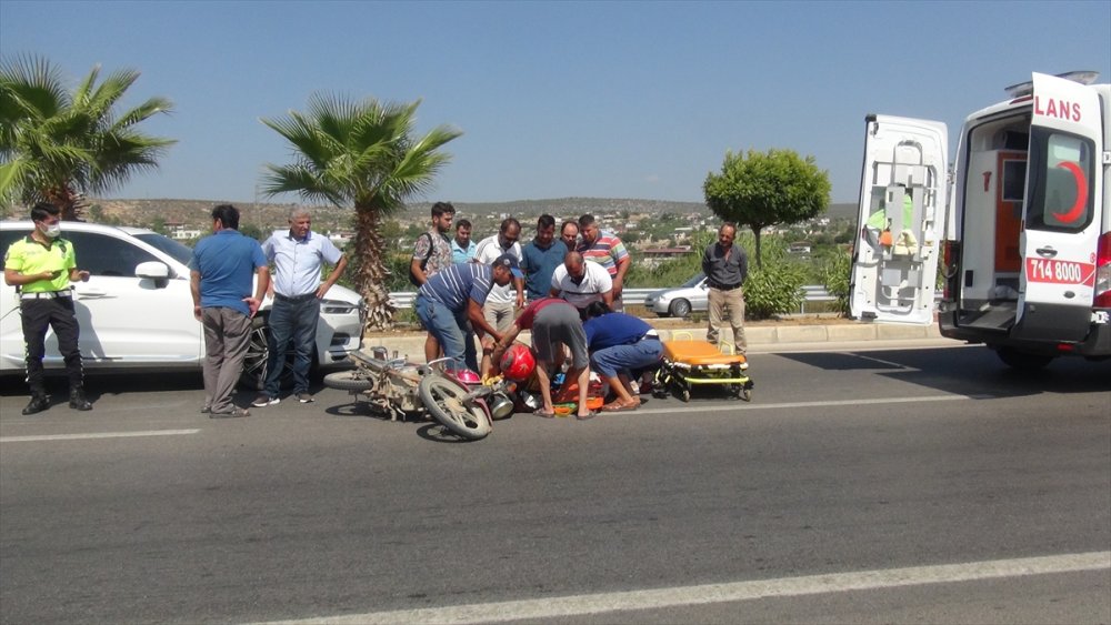 Silifke'de Motosiklet Otomobile Çarptı, Sürücü Yaralandı