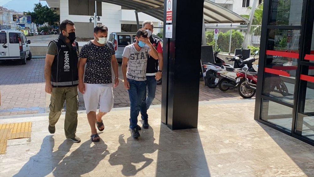 Alanya'da Uyuşturucu Ticareti Yaptıkları İddia Edilen 2 Kardeş Gözaltına Alındı