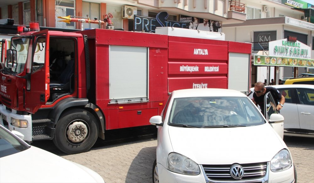 Antalya'da Otomobilde Kilitli Kalan 2 Yaşındaki Çocuğu İtfaiye Kurtardı