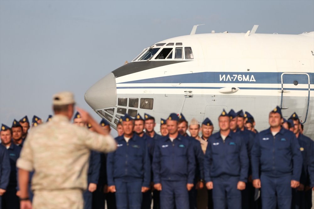 Türkiye'deki Orman Yangınlarına Müdahale Eden Rus Ekip Ülkelerine Uğurlandı