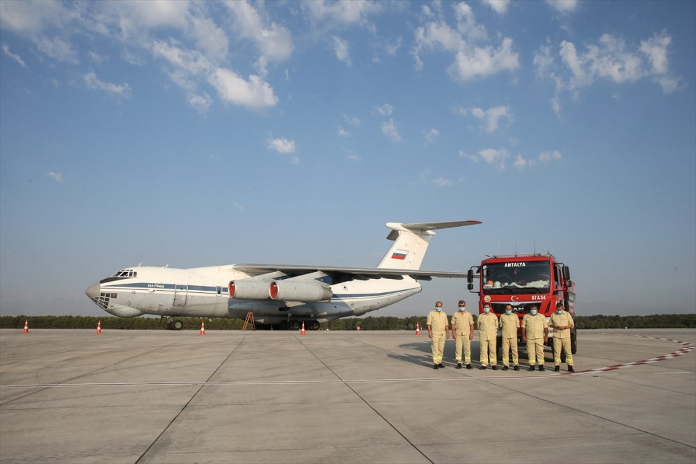 Türkiye'deki Orman Yangınlarına Müdahale Eden Rus Ekip Ülkelerine Uğurlandı