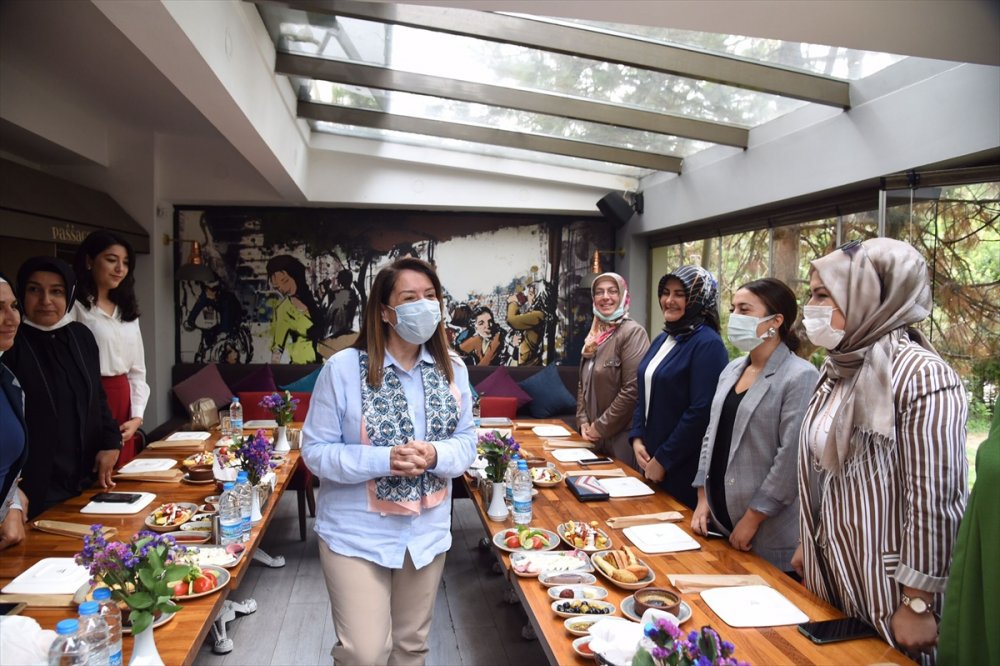 Ak Parti Eskişehir Milletvekili Emine Nur Günay, Partisinin Kadın Kollarıyla Bir Araya Geldi