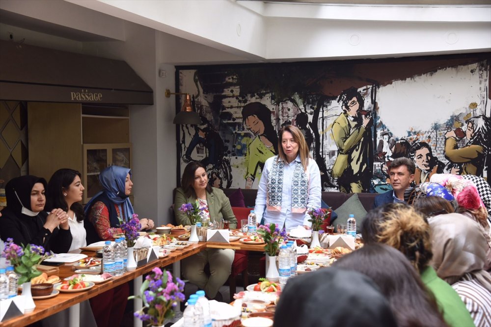 Ak Parti Eskişehir Milletvekili Emine Nur Günay, Partisinin Kadın Kollarıyla Bir Araya Geldi