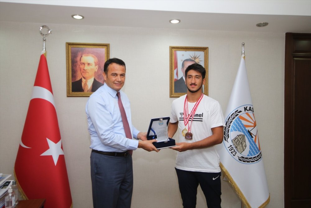 Kaş Belediye Başkanı Ulutaş'tan Başarılı Güreşçilere Ödüller