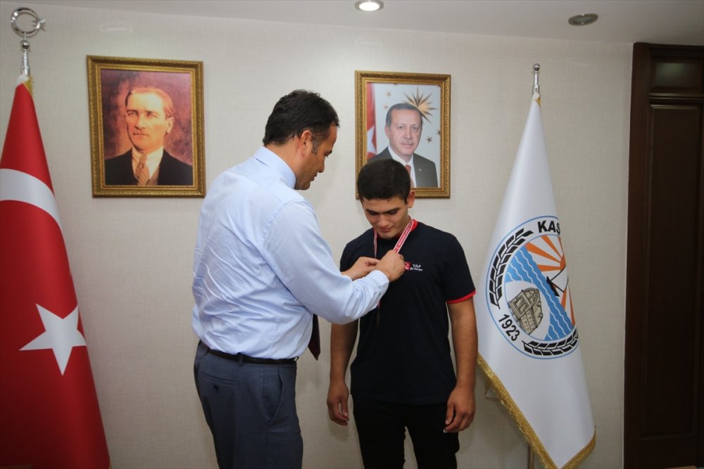 Kaş Belediye Başkanı Ulutaş'tan Başarılı Güreşçilere Ödüller