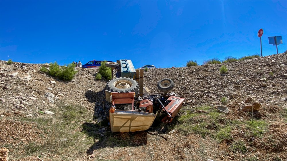 Akseki'de Devrilen Traktörün Sürücüsü Yaralandı