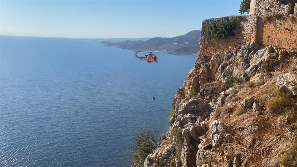 Antalya’da Yamaç Paraşütüyle Kayalıklara Düşen Kişi Kurtarıldı