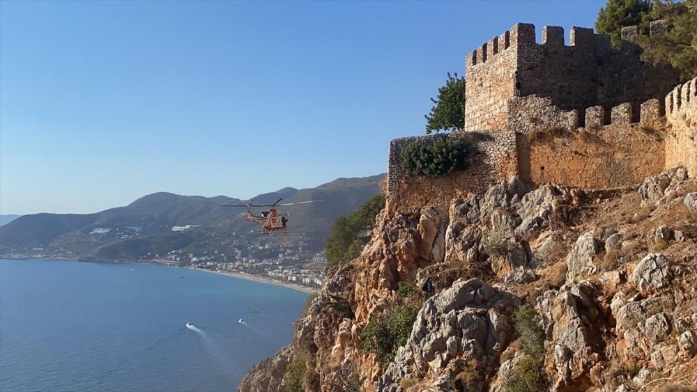 Antalya’da Yamaç Paraşütüyle Kayalıklara Düşen Kişi Kurtarıldı