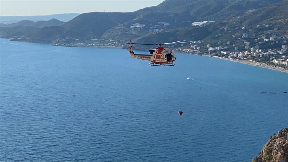 Antalya’da Yamaç Paraşütüyle Kayalıklara Düşen Kişi Kurtarıldı