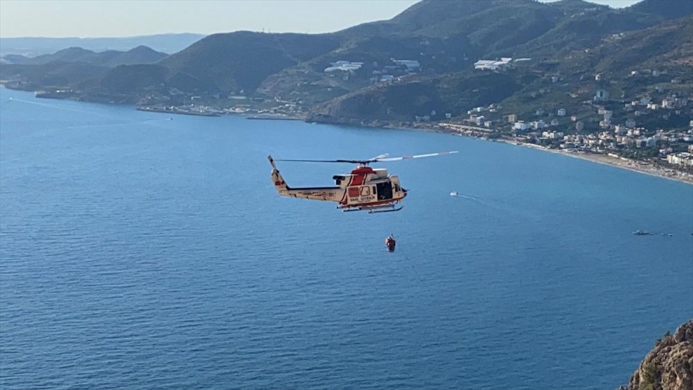 Antalya’da Yamaç Paraşütüyle Kayalıklara Düşen Kişi Kurtarıldı
