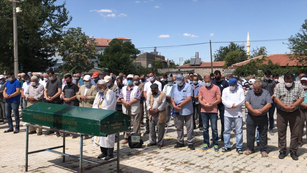 Aşı Çağrısı Yaptıktan Sonra Kovid-19'dan Hayatını Kaybeden Kişi Toprağa Verildi