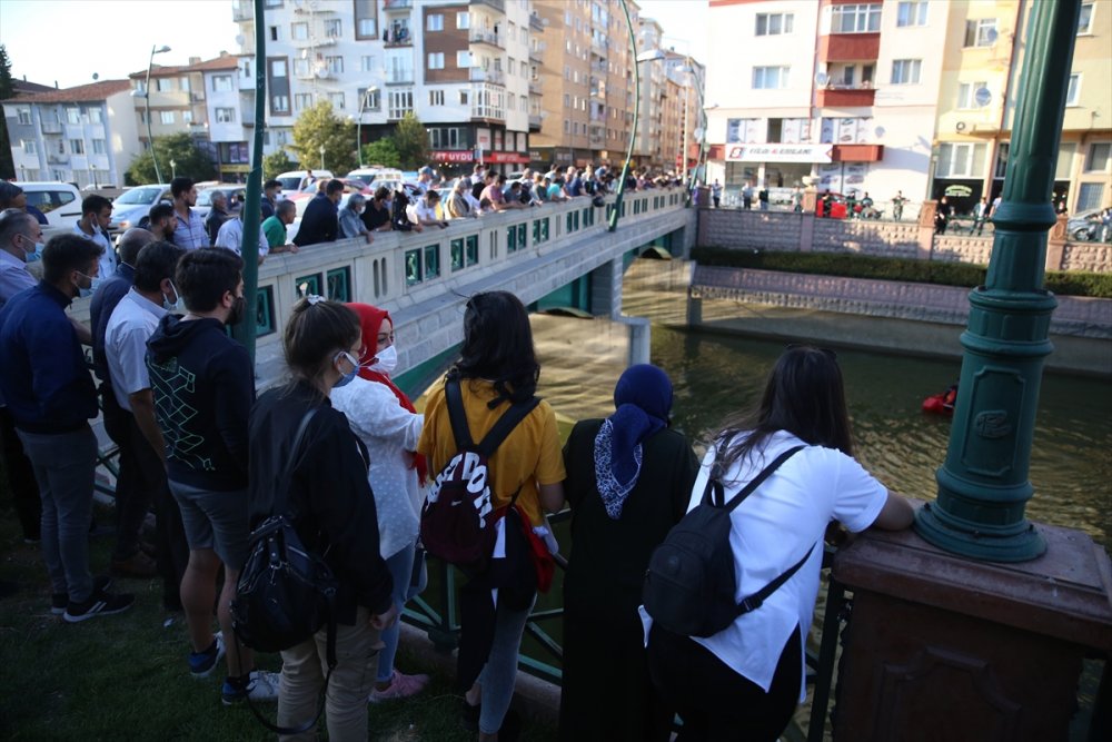 Eskişehir'de Porsuk Çayı'na Düşen Kadın Öldü