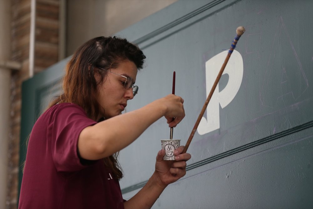 "Fırça Tabelacılığı"nın Tezini Yazan Genç Sanatçının Meslek Aşkı