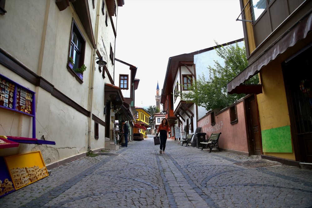 "Fırça Tabelacılığı"nın Tezini Yazan Genç Sanatçının Meslek Aşkı